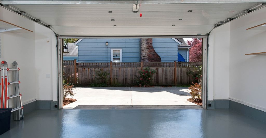 Find a garage door installation professional near Evansville, IN