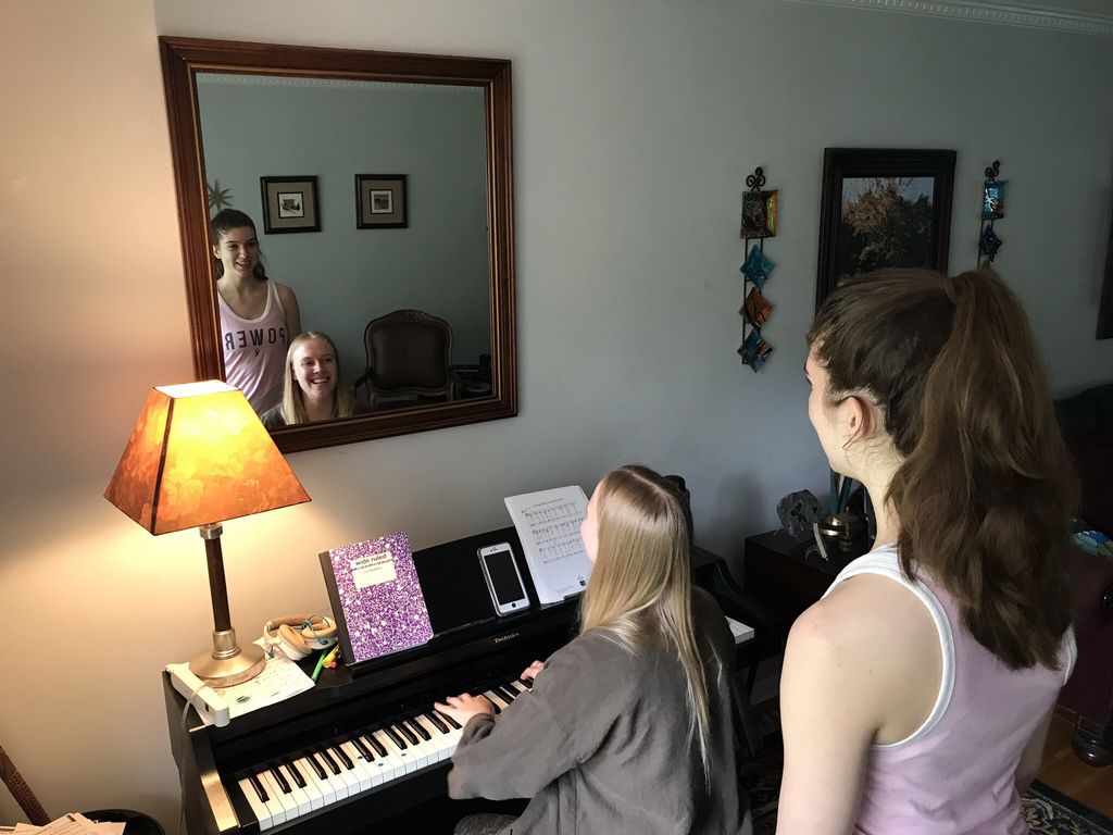 Orla and her student Megan prepare to warmup! 🎶