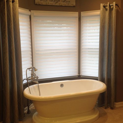 Freestanding tub with side panels curtains