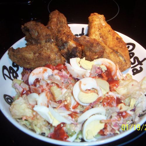 Fried Chicken Wings with a nice Salad.