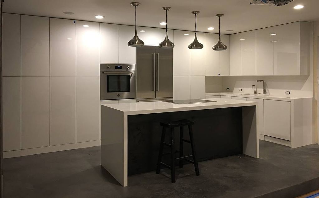 Water legs on both side of island, just awesome!!!