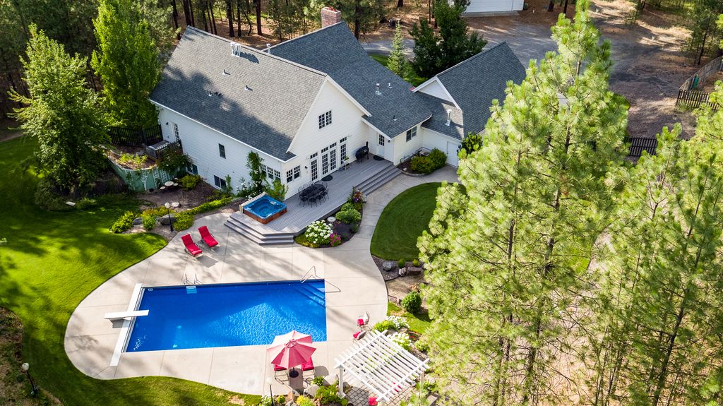 Luxury home with swimming pool