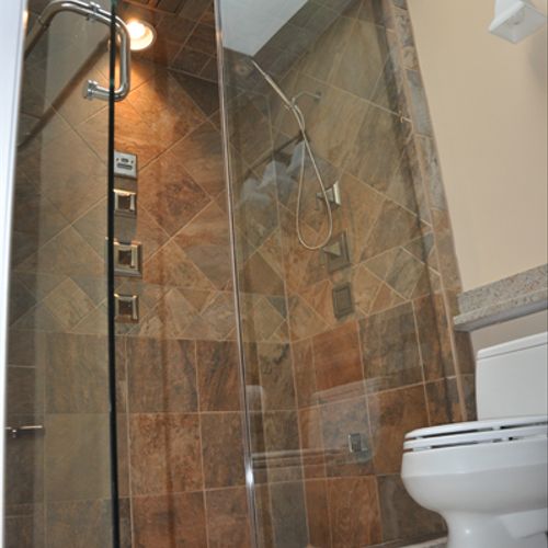 Steam shower, with multiple body sprays and rain s