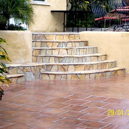 NATURAL STONE STEPS / WITH CONCRETE TILE DECK