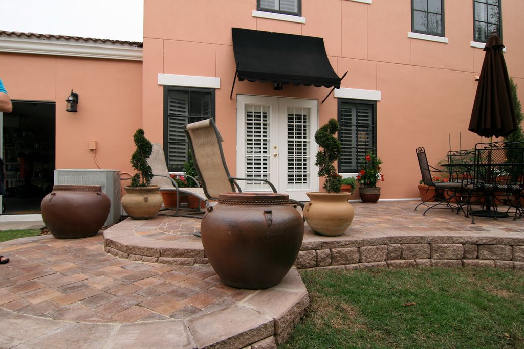 Paver patio with retaining wall