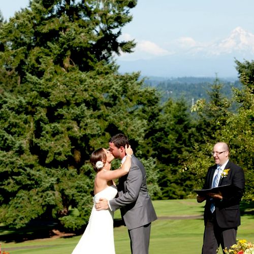 A beautiful ceremony in Lake Oswego, OR with Mt. H