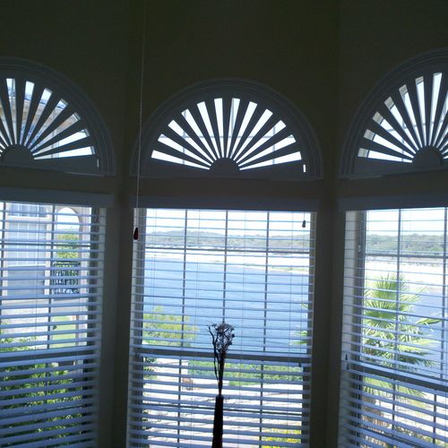 Great view through 2.5" blinds with the arches cov