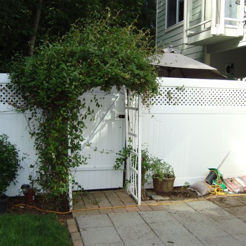 White vinyl fencing was cleaned perfectly to look 
