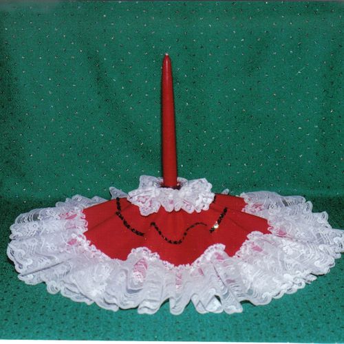 A candle center peace with skirt trim with white r