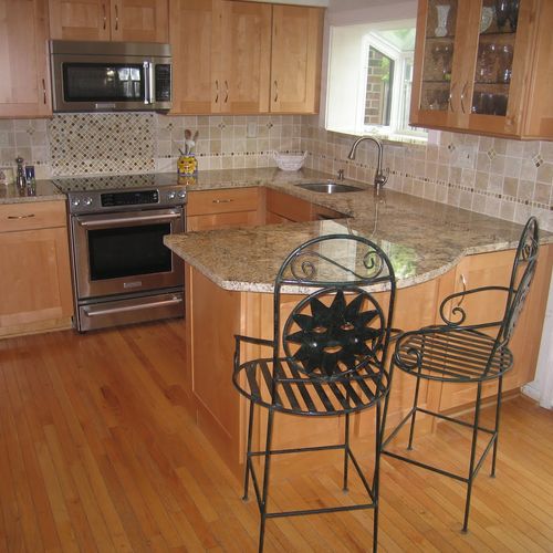 Complete kitchen remodel in Arlington, VA. Thomasville cabinets, under-mount stainless steel sink, granite, porcelain floor tiles.