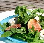 Arugula salad with fresh figs and goat cheese