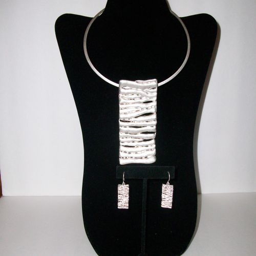 SILVER TONE NECKLACE/EARRING SET 
 (1) LEFT