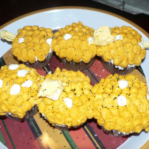 Corn-on-the-cob cupcakes that are perfect for taki