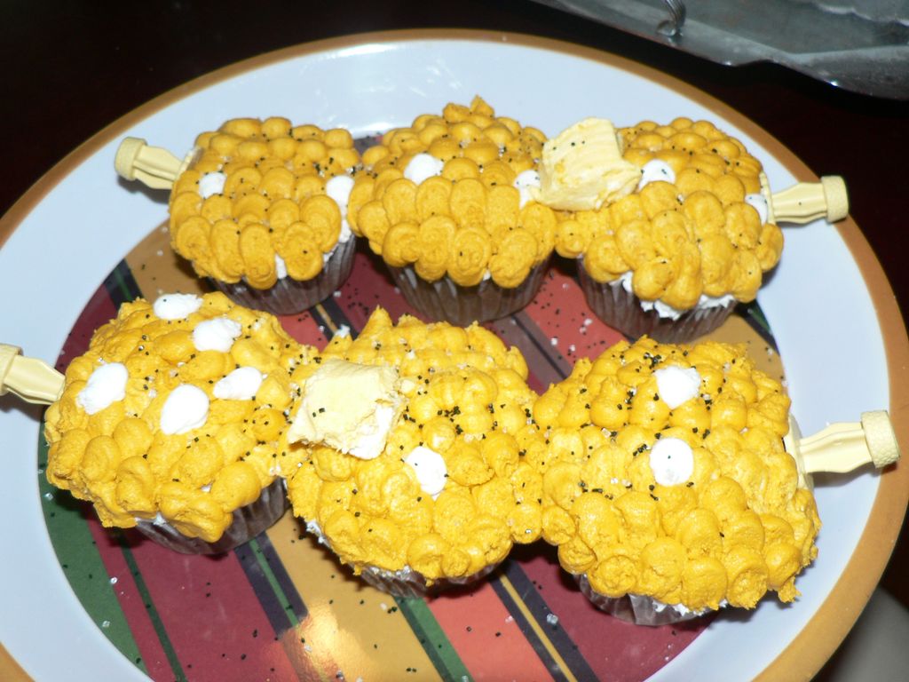 Corn-on-the-cob cupcakes that are perfect for taki