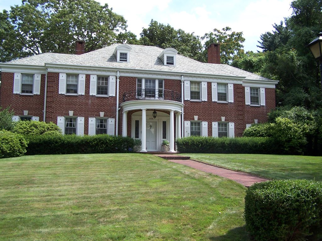 Overlook Road, New Rochelle:  Front Entrance
