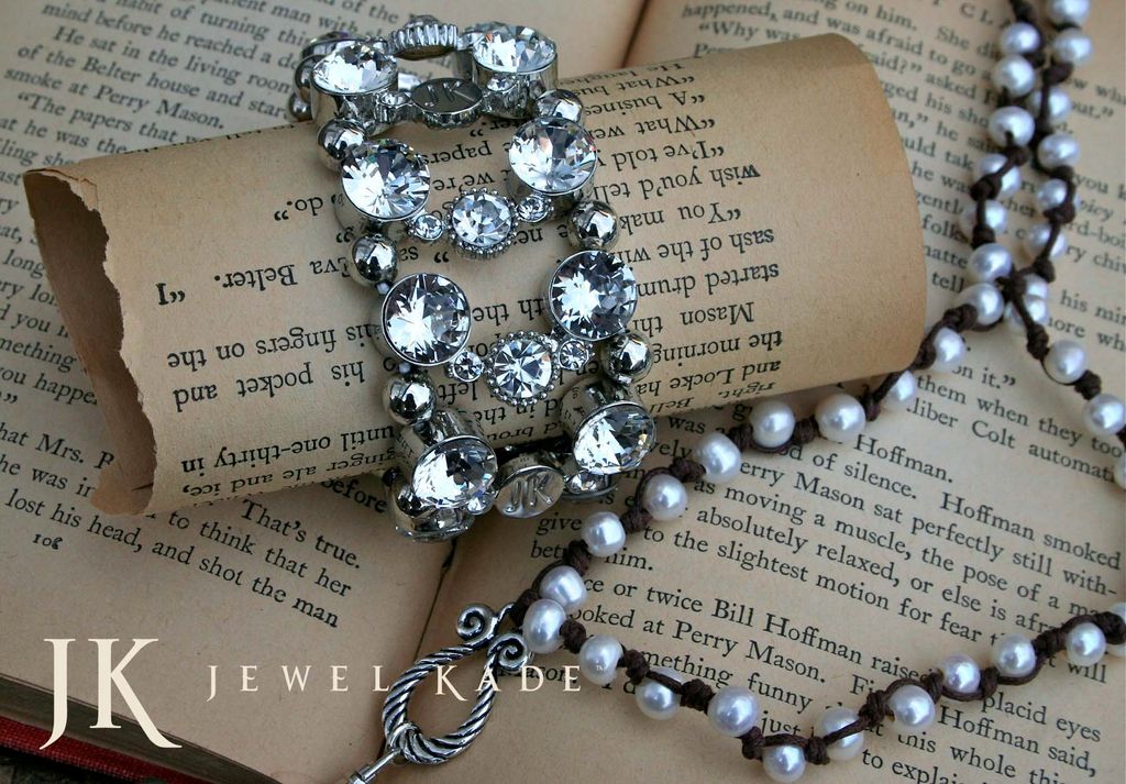 Beautiful hand-tied freshwater pearls.
Gorgeous Du