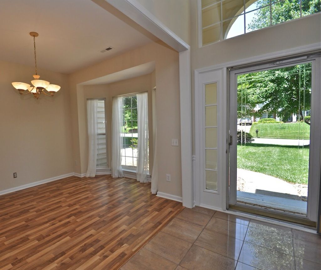 A very clean entry way/dining room thanks to Kleen