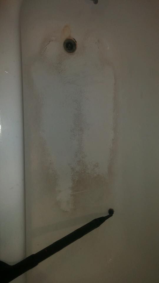 Before photo of tub -- Missoula house cleaning