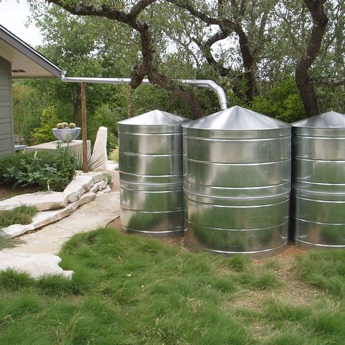 Galvanized metal rainwater tanks with aqueduct inl
