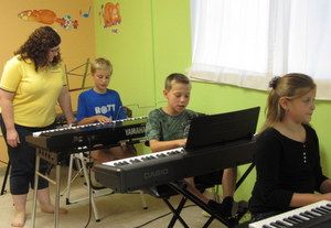 Group keyboard classes for ages 6 and up.