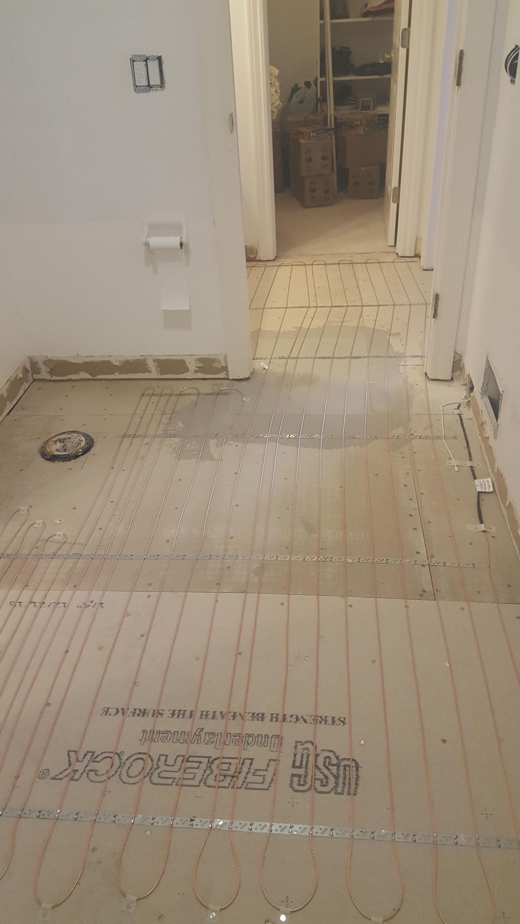 Electric floor heating installation 