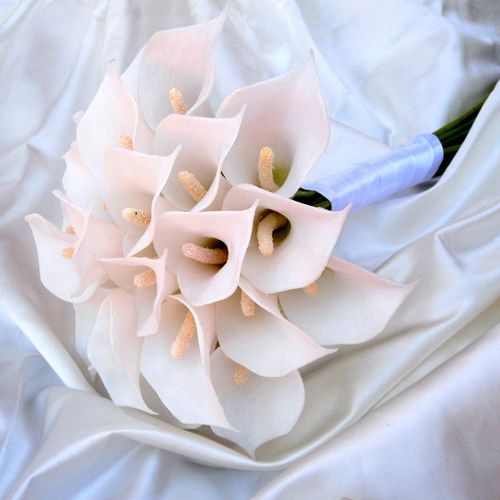 This classic and elegant Bridal bouquet contains a