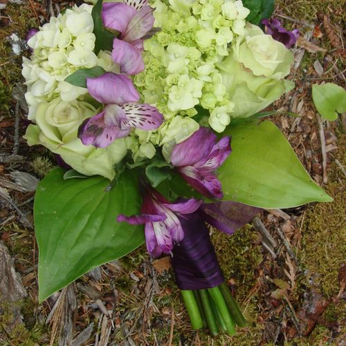 A bridesmaids bouquet with green hydrangeas and pu