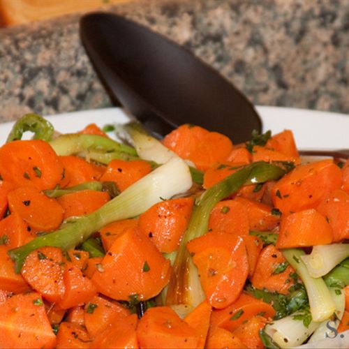 Glazed carrot with green onion.