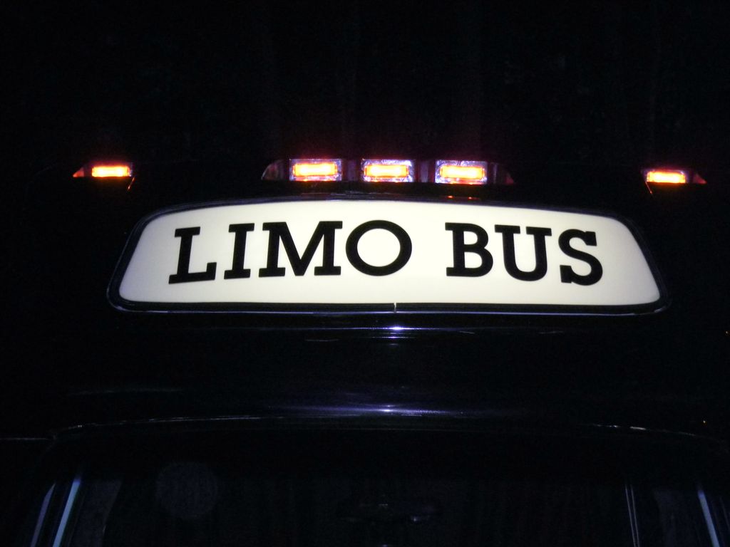 Limo Party Bus  14 pas.