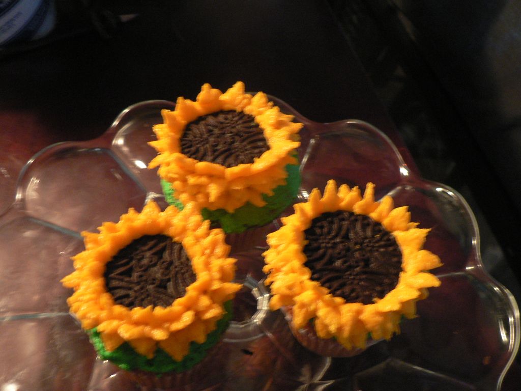Sunflower cupcakes.