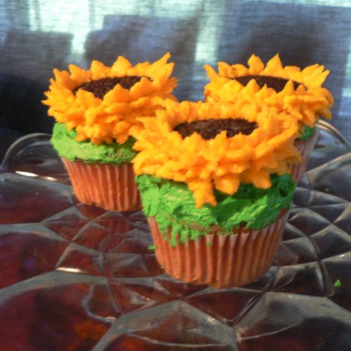 sunflower cupcakes side view.