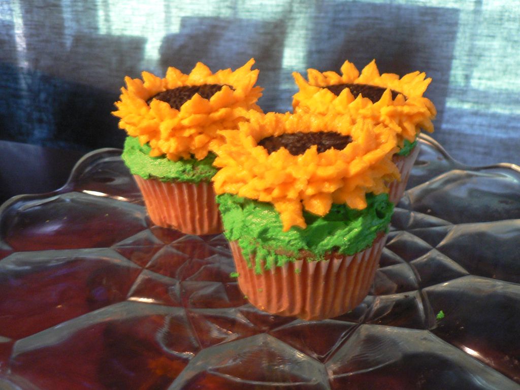 sunflower cupcakes side view.