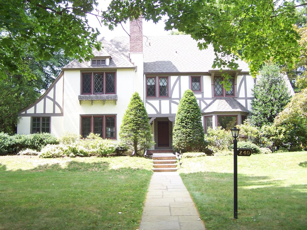 New Rochelle:  Stucco & Paint entire house.