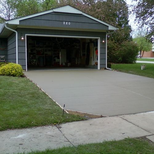 A broom-finished concrete driveway in Buffalo Grov