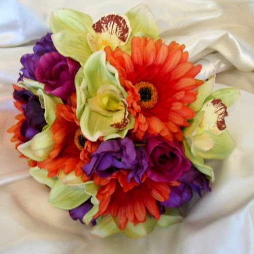 Romantic and timeless. Bridal bouquet includes 5 f