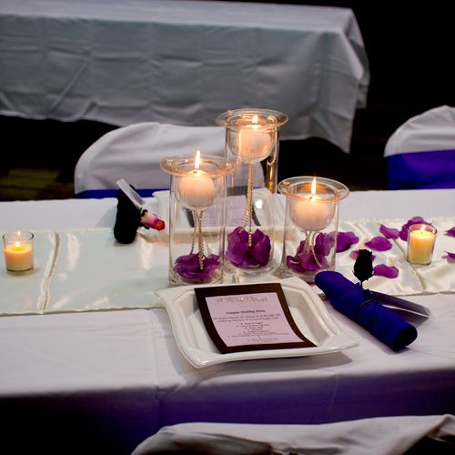 one of the centerpiece & place settings