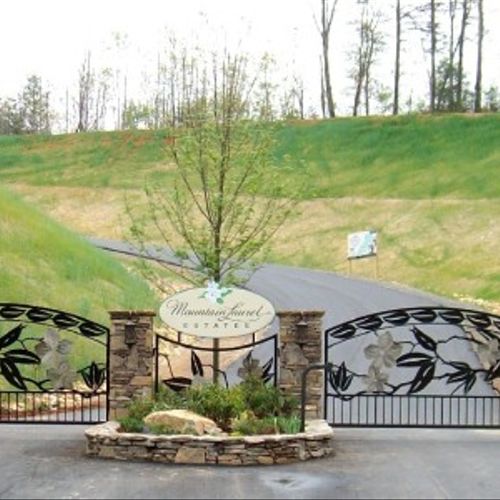Custom Gate and Entrance Created for Mountain Laur