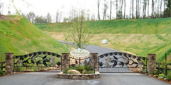 Custom Gate and Entrance Created for Mountain Laur