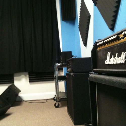 Rehearsal rooms are stocked with amps so you don't