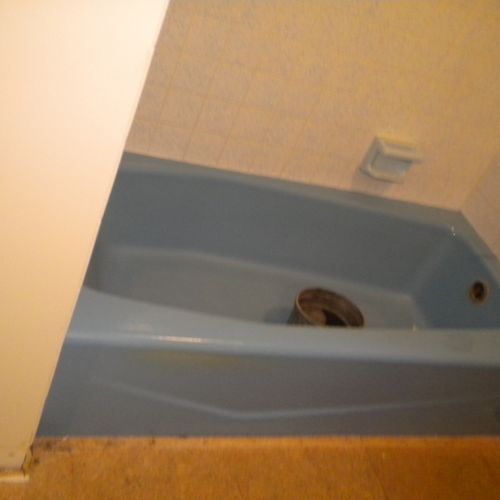 This blue tub dated the entire bathroom.