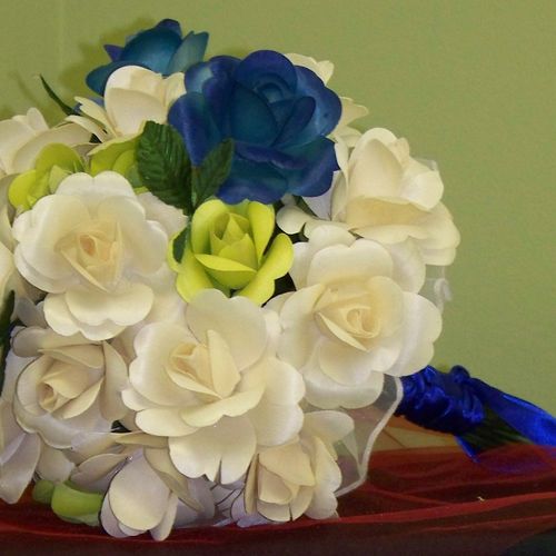Bridal Bouquets and bridesmaids bouquets come in v
