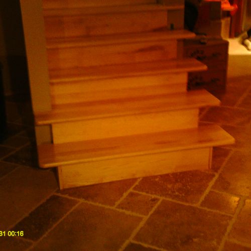 Maple stairs and 4-piece pattern in Travertine til
