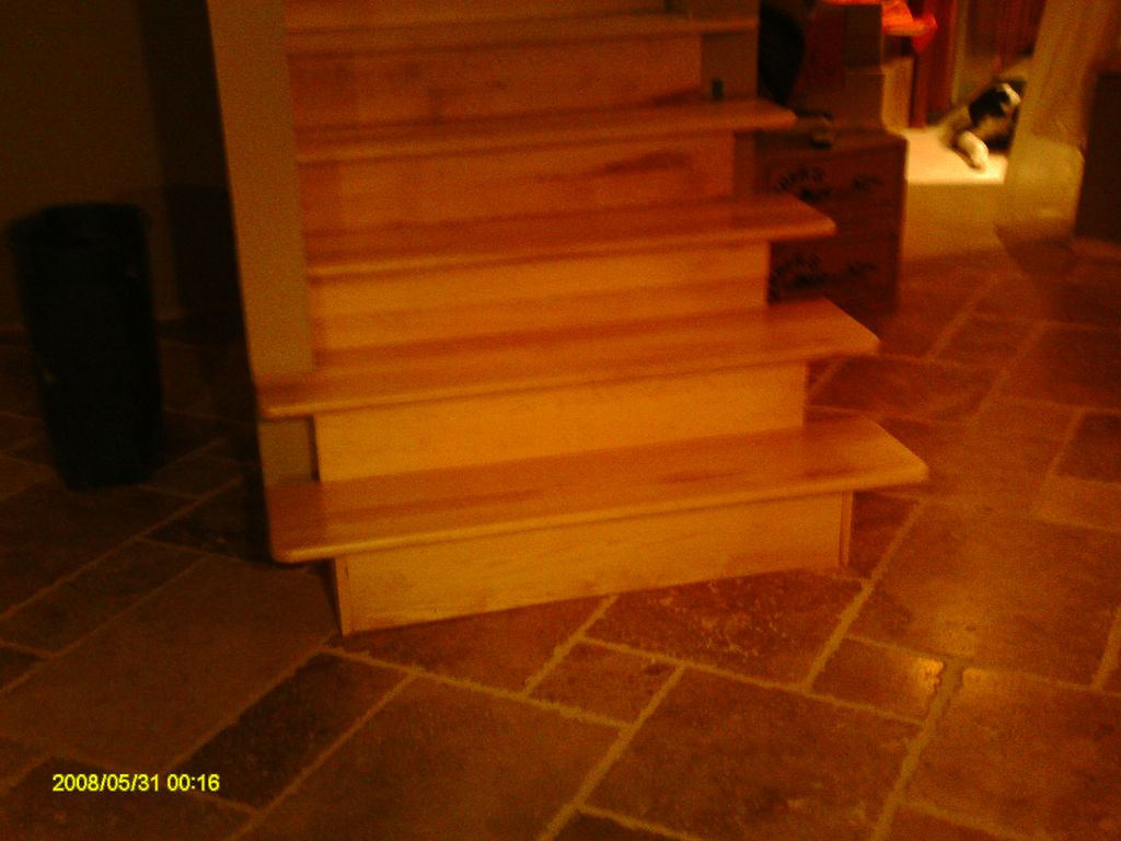 Maple stairs and 4-piece pattern in Travertine til