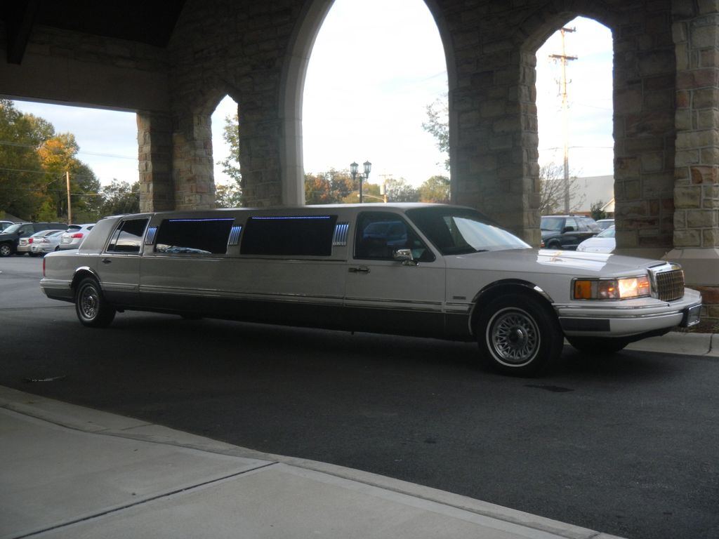 10-11 adult pas. Lincoln Town Car Limousine. A sup