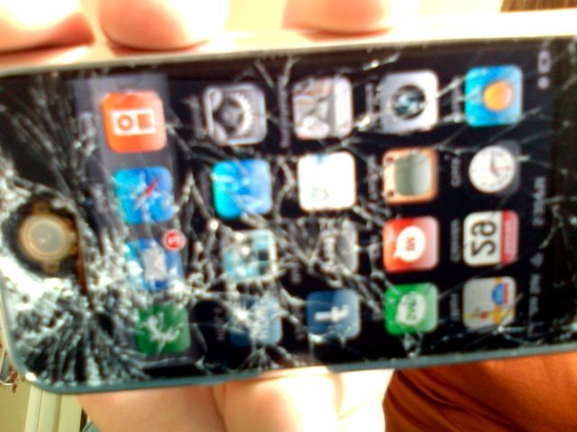 Broken iPhone before Reapir