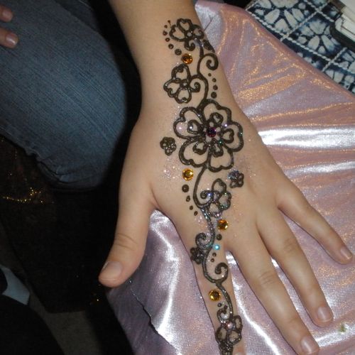 Henna design on girls hand done in Abq by The New 
