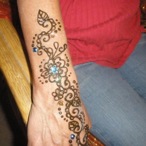 Henna tattoo design on ladies arm done at Earth Tr