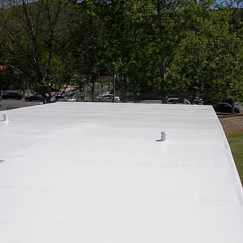 Single-ply roof with 86% reflectivity