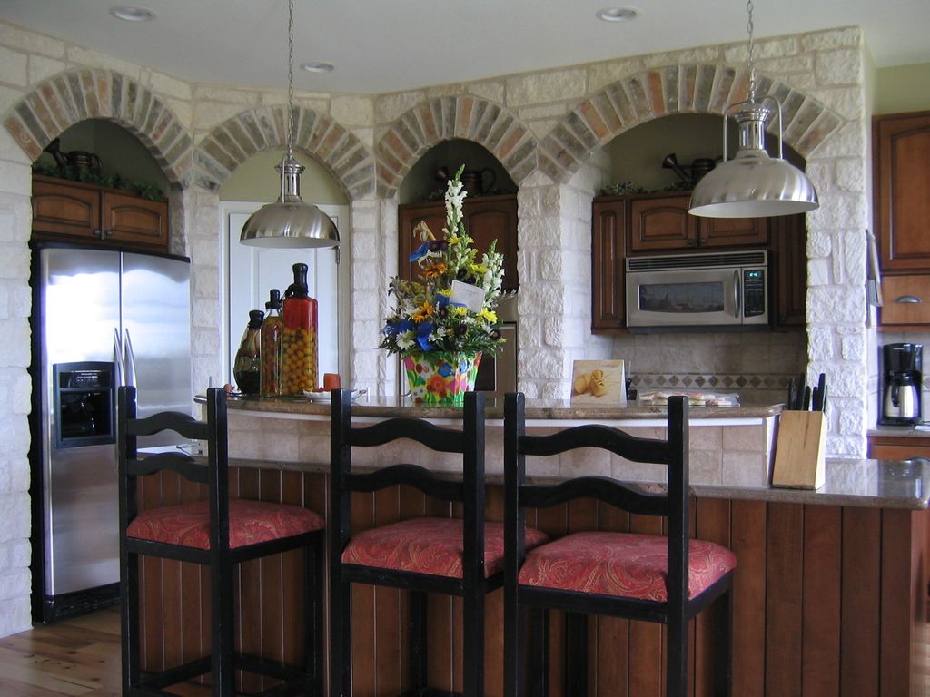 Round Rock - a classic detail in an open kitchen