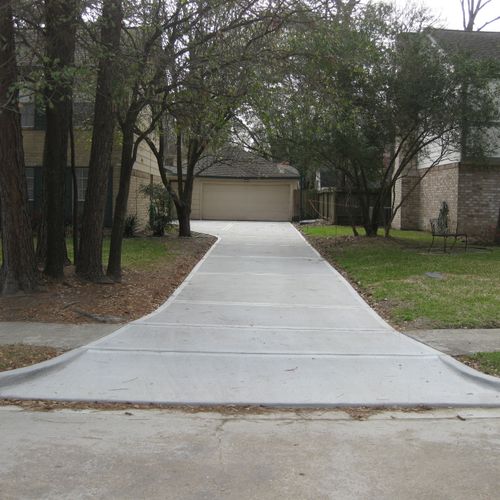 1,900 sq.ft driveway. Flawless driveway with a pic